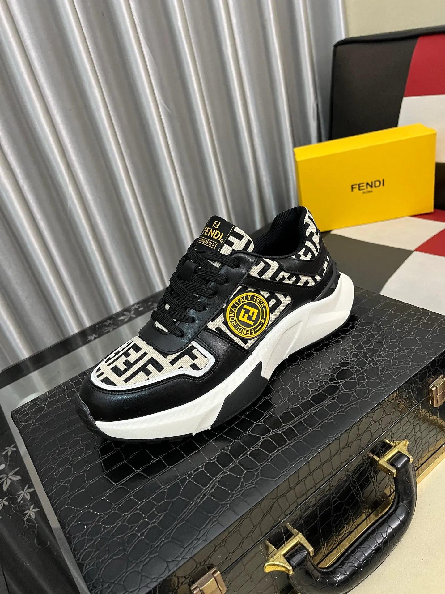 Men's shoes 💰458⌚️⌚️【FENDI】original quality.~ Unique modern style sneakers. 🏃A must-have casual shoe for trendy men😍😍 Original brand imported from Italy, imported original leather, sheep lining (refuses to discolor and grind feet) Sole: Original sole provided by the original factory, French lazy style design ⚠️Fit to the feet, original quality, super comfortable original sole. Just like shooting the real thing 🎬The real thing is better Code number: 38-444️⃣Colors available